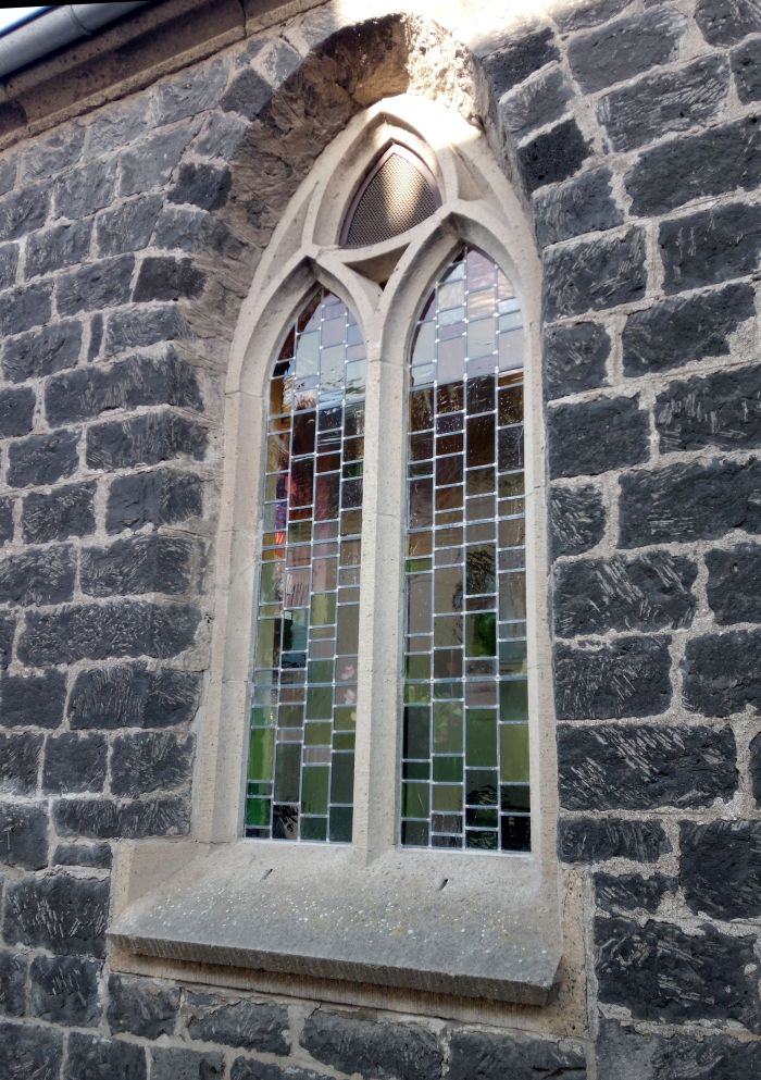 Glas in lood in kapel, buitenaanzicht