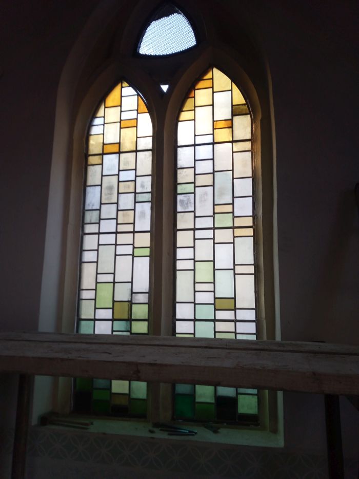 Glas in lood in kapel, binnenaanzicht