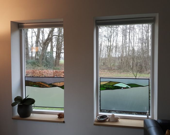 Moderne Bleiverglasung mit H�gellandschaft beim Kunden.