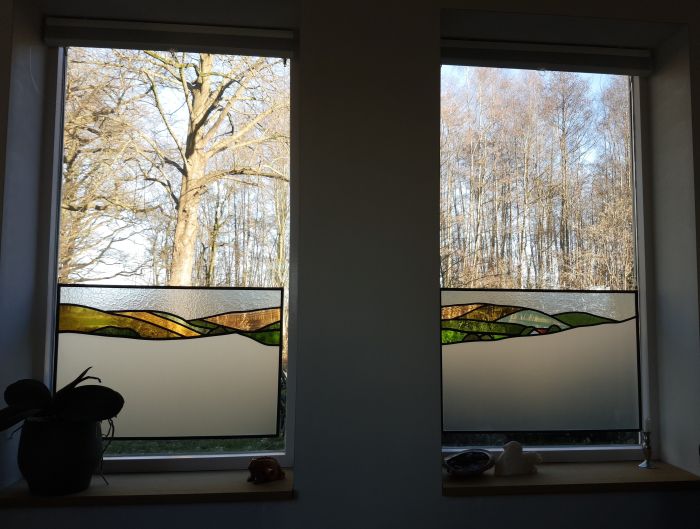 Moderne Bleiverglasung Aufh�nger mit Landschaft, 2024.