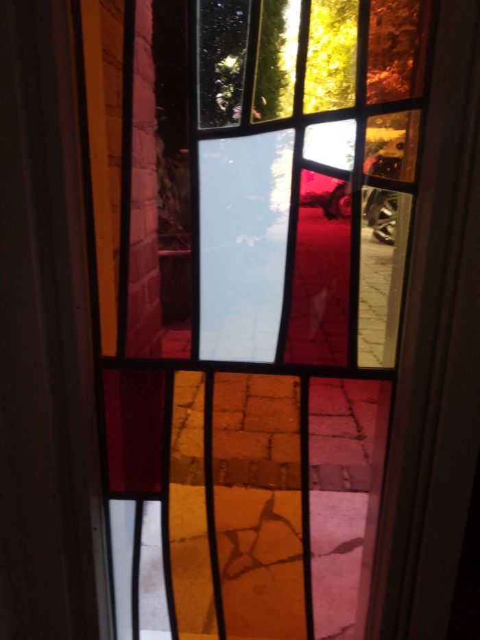 Glas in lood in en naast huisdeur