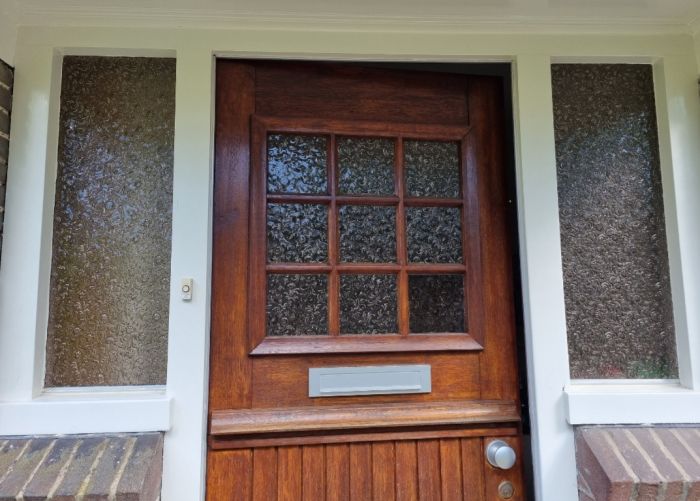 Ouderwets ornament glas in en naast de voordeur