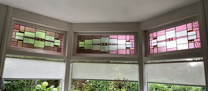 Geel kathedraalglas vervangen door blank kathedraalglas voor een frissere look