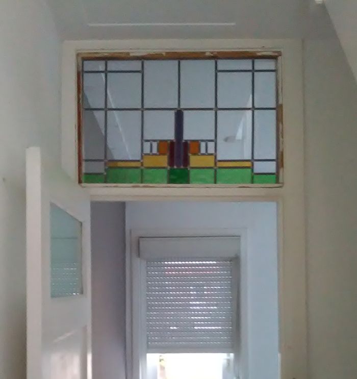 Nieuw glas in lood in bovenlicht