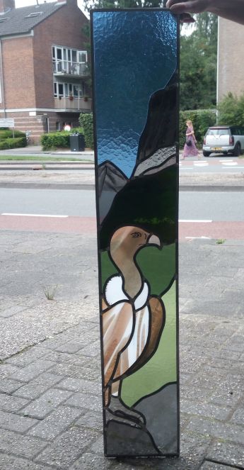 Glas in lood gesneden, gebrandschilderd en klaar voor montage