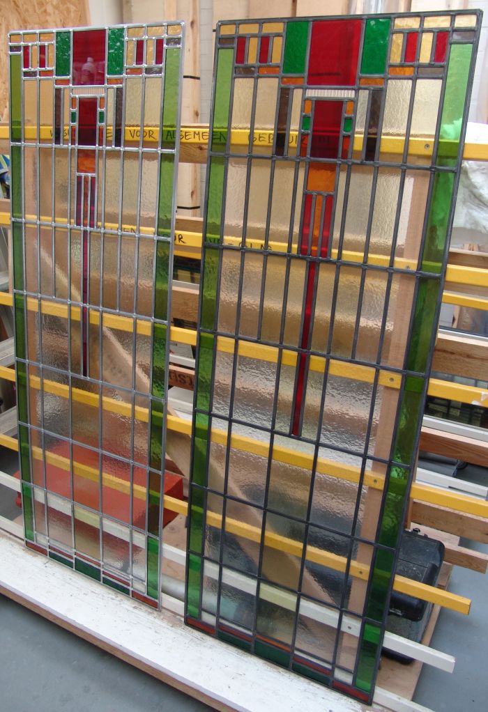 Glas in lood ongepatineerd (L) en gepatineerd (R)