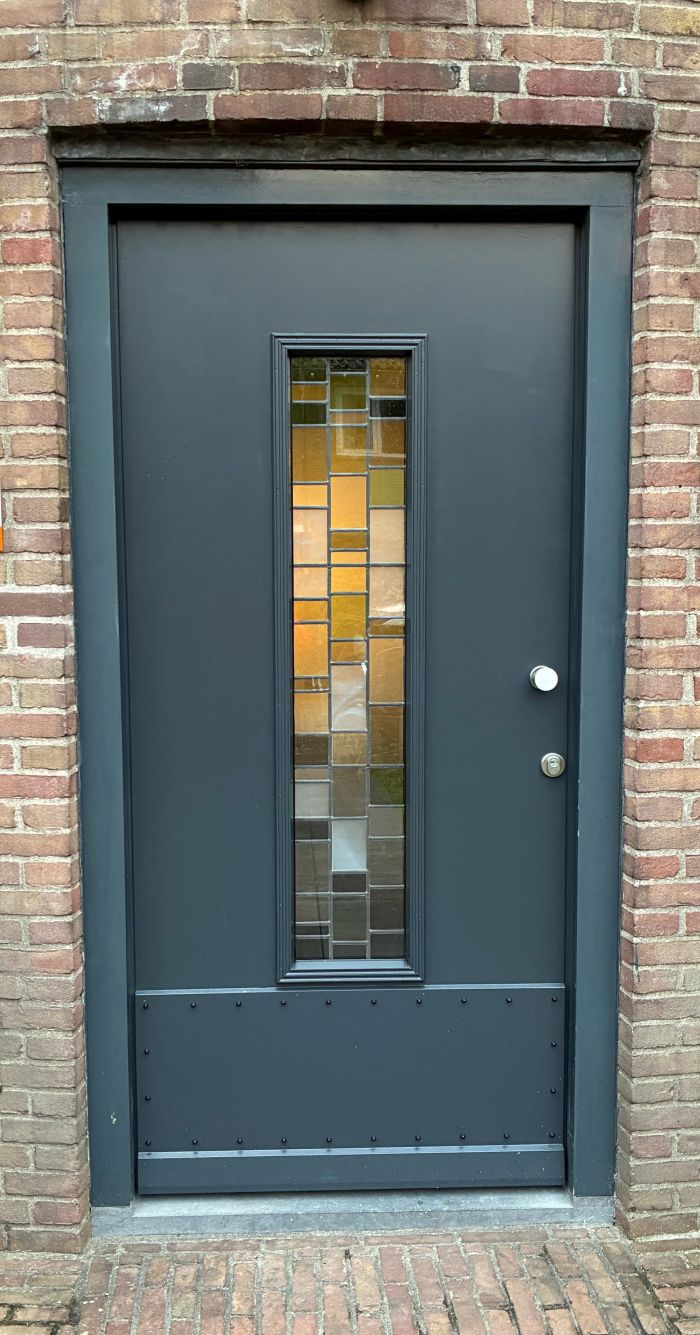 Glas in lood in isolatieglas in voordeur van watertoren