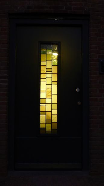 Glas in lood 's avonds en binnenaanzicht