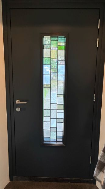 Glas in lood 's avonds en binnenaanzicht