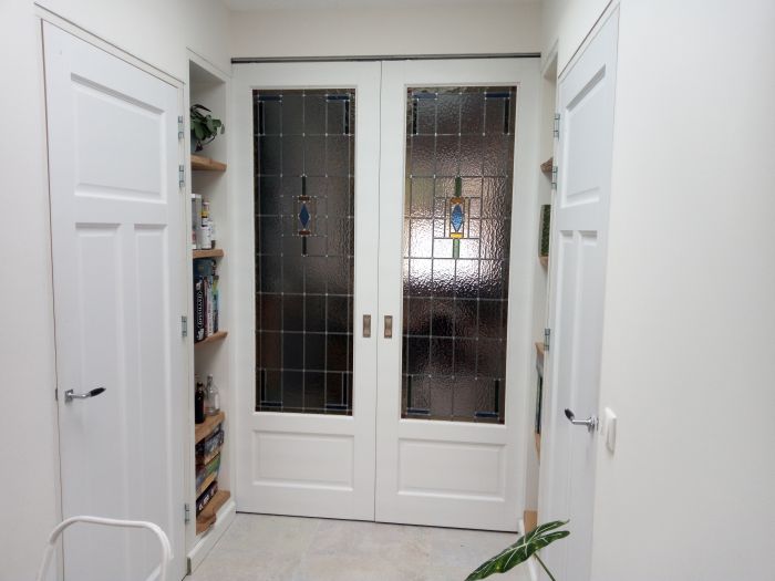 Traditioneel glas in lood ontwerp in kamer en suite deuren