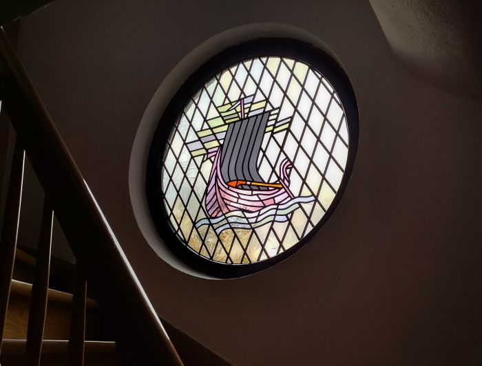 Glas in lood gerestaureerd en in isolatieglas in trappenhuis gemonteerd