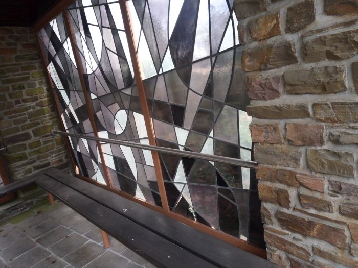 Glas in lood schades, vooral onderin