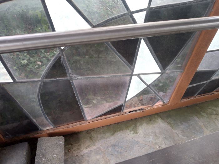 Glas in lood met roestschade