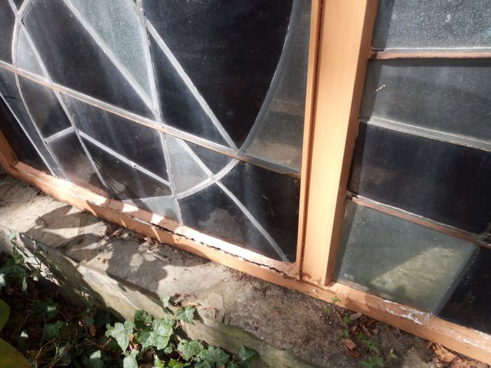 Glas in lood in doorgeroest stalen kozijn