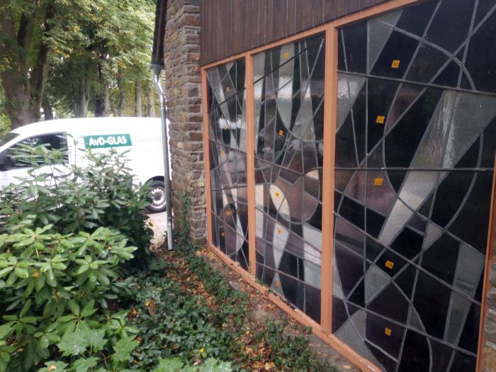 Glas in lood wordt uitgebouwd voor restauratie