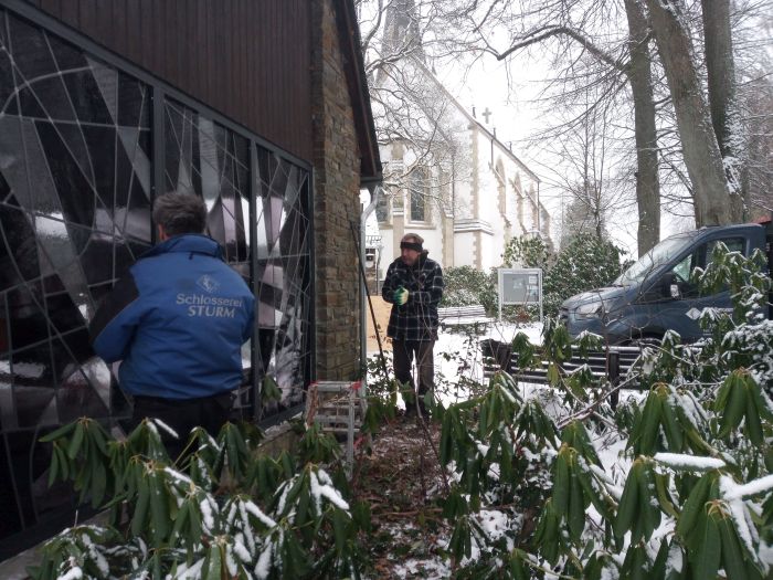 Glas in lood montage in kapel van begraafplaats