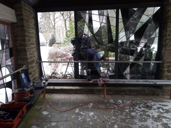 Montage van 6 gerestaureerde glas in lood panelen