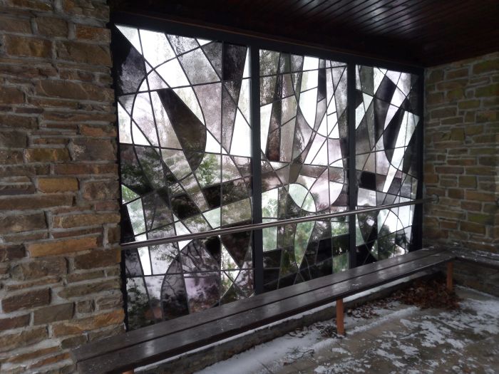 Glas in lood restauratie in kapel, binnenaanzicht