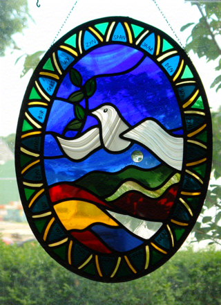 Bleiverglasung mit Glasmalerei und Glasmurmel.