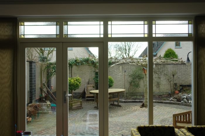 Modern glas in lood in isolatieglas in bovenlichten