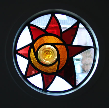 Glas-in-lood in voordeur van nieuwbouwwijk