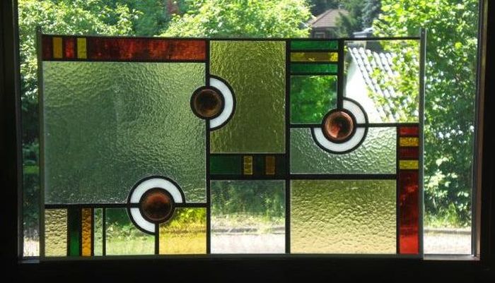 Glas-in-lood hanger tegen inkijk, in stalen frame, ca. 80 x 50cm.