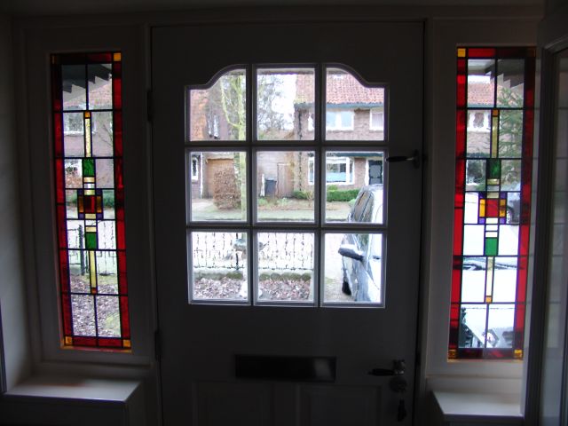 Bijpassend glas in lood in isolatieglas naast voordeur, 2015