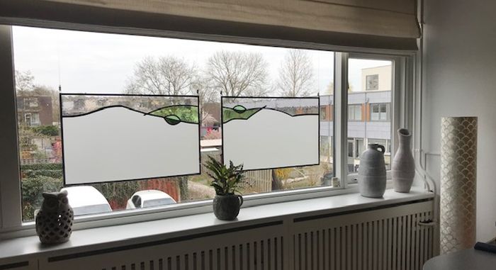 Moderne Bleiverglasung mit �tzglas und Blattmotiv.