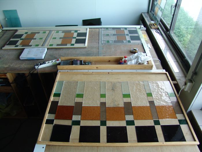Glas in lood in de werkplaats van AvD-Glas, Amersfoort