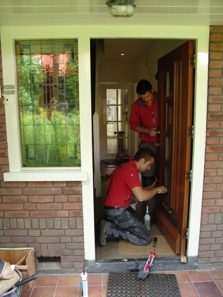 Glas in lood wordt gemonteerd