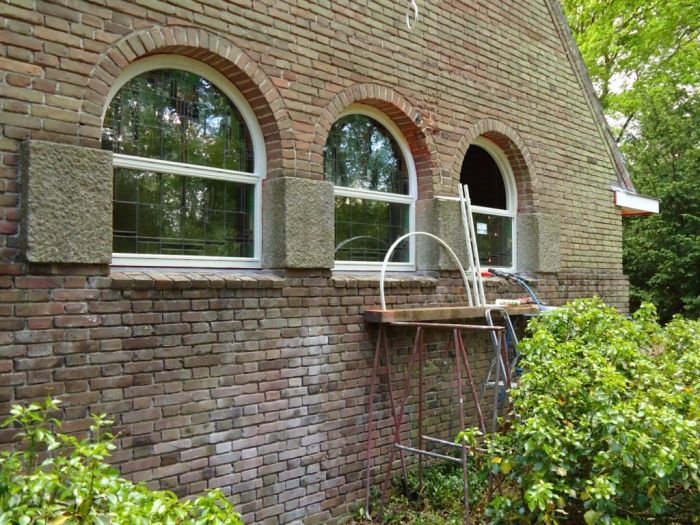 Montage van de toogramen, buitenaanzicht.