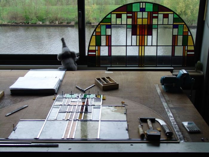Glas in lood in de werkplaats van AvD-Glas aan de Eem.