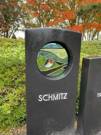 Glas in lood met roodborstje in grafsteen, 35cm �