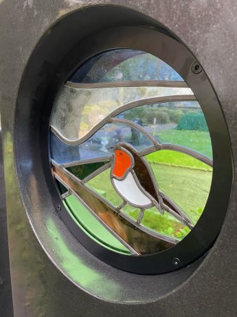 Glas in lood met roodborstje in grafsteen, 35cm �