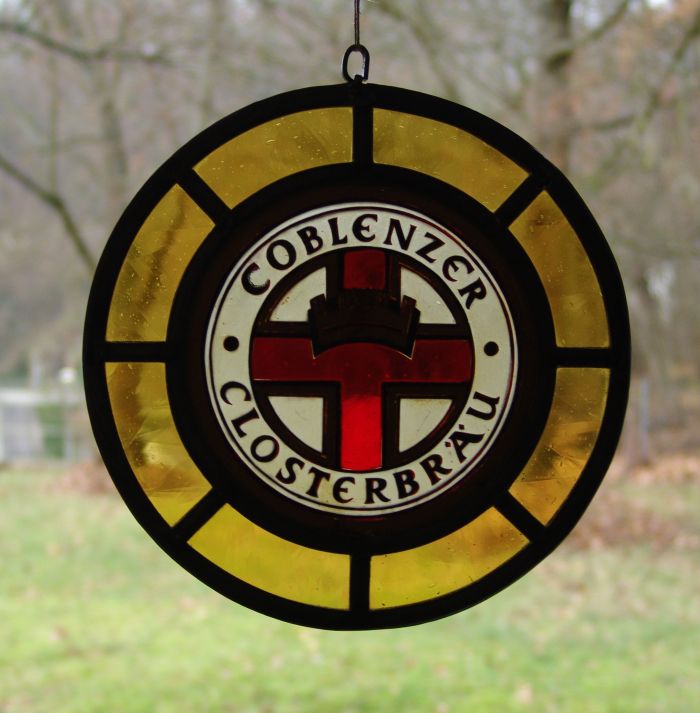 Glas-in-lood hanger met gebrandschilderd logo van brouwerij.