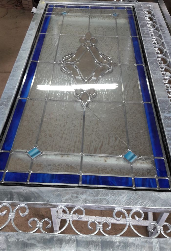 Voor een metaalbedrijf in Bad Kreuznach heeft AvD-Glas een gebroken isolatieruit opengezaagd, het glas in lood verkleind en opnieuw ge�soleerd.