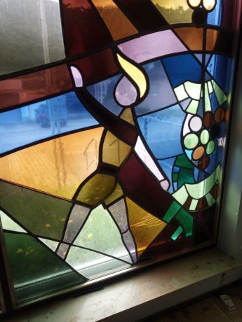Reparatie van echtantiekglas op locatie, Basisschool in Burgen (D) 2024