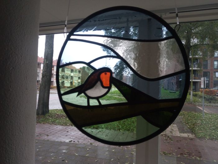 Glas in lood hanger met roodborstje, ca. 35cm ⌀, &euro; 300,-