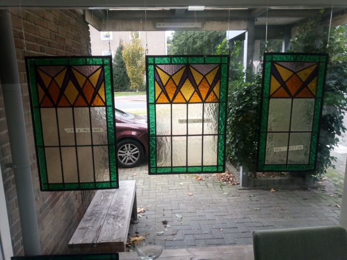 Traditionele glas in lood hangers in div. maten, &euro; 25,- per stuk
